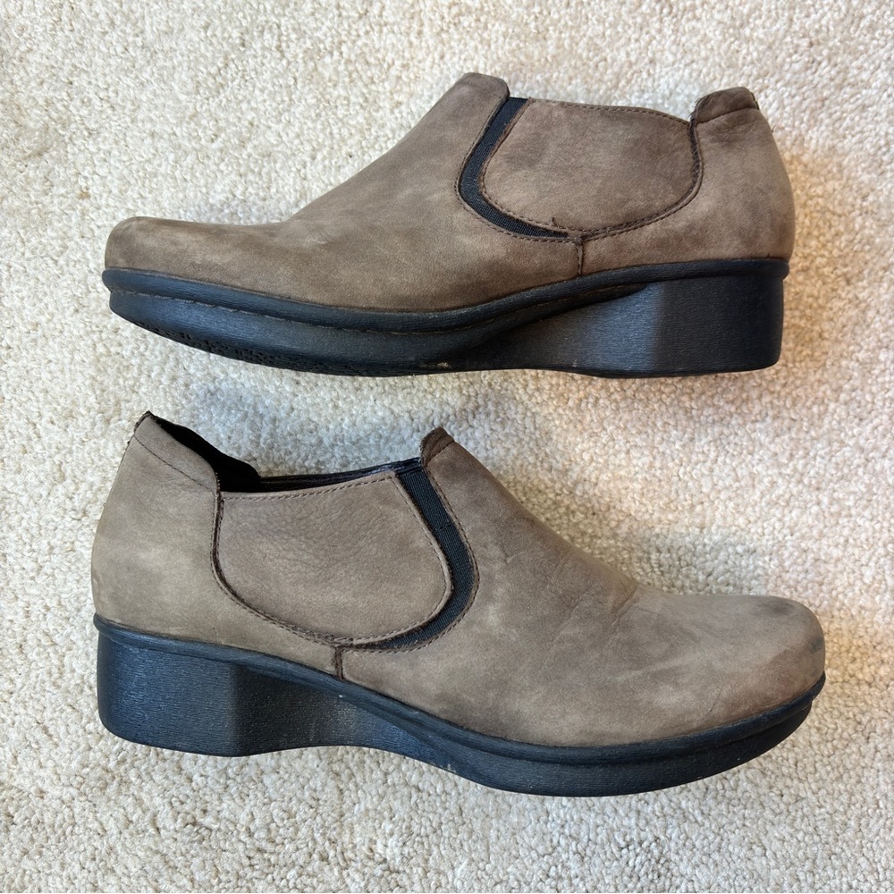 Dansko Lynn‎ Casual Slip on Shoes Khaki Taupe Nubuck Leather Size 39 - Picture 7 of 12